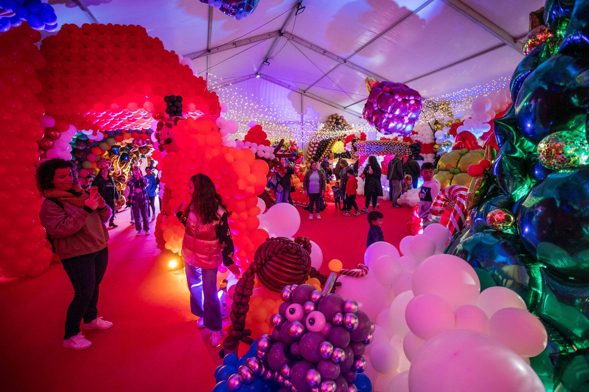 Galería de imágenes de Ibiza Ballon Wonderland, un pueblo navideño con 100.000 globos