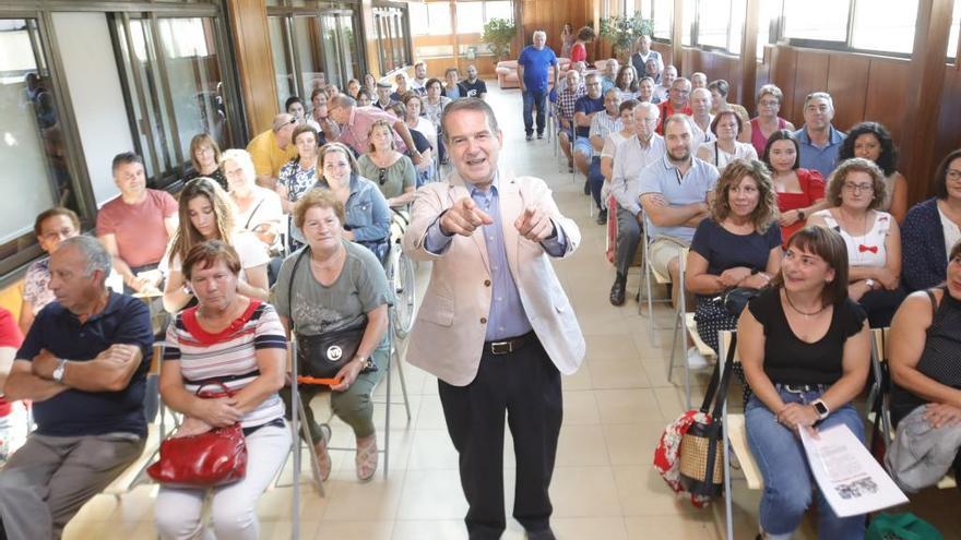 Caballero en la reunión de hoy con vecinos de Ons en Vigo.//R.Grobas