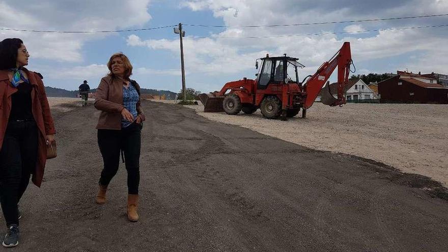 La concejala de Obras e Servizos, Mercedes Giráldez, supervisando los trabajos. // G.Núñez