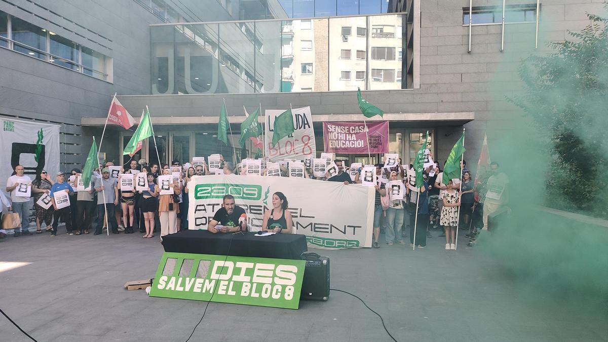 Roda de premsa de la PAHC Bages per defensar el Bloc 8