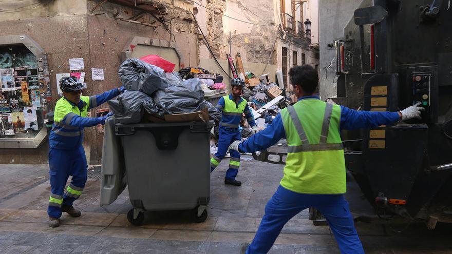 Operarios realizando tareas de recogida en una calle del Centro