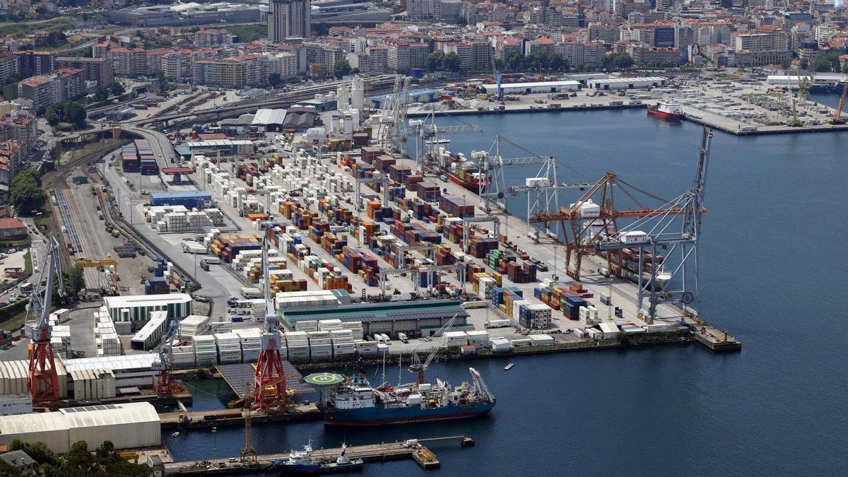 Vista aérea de la terminal de Guixar, llena de contenedores.
