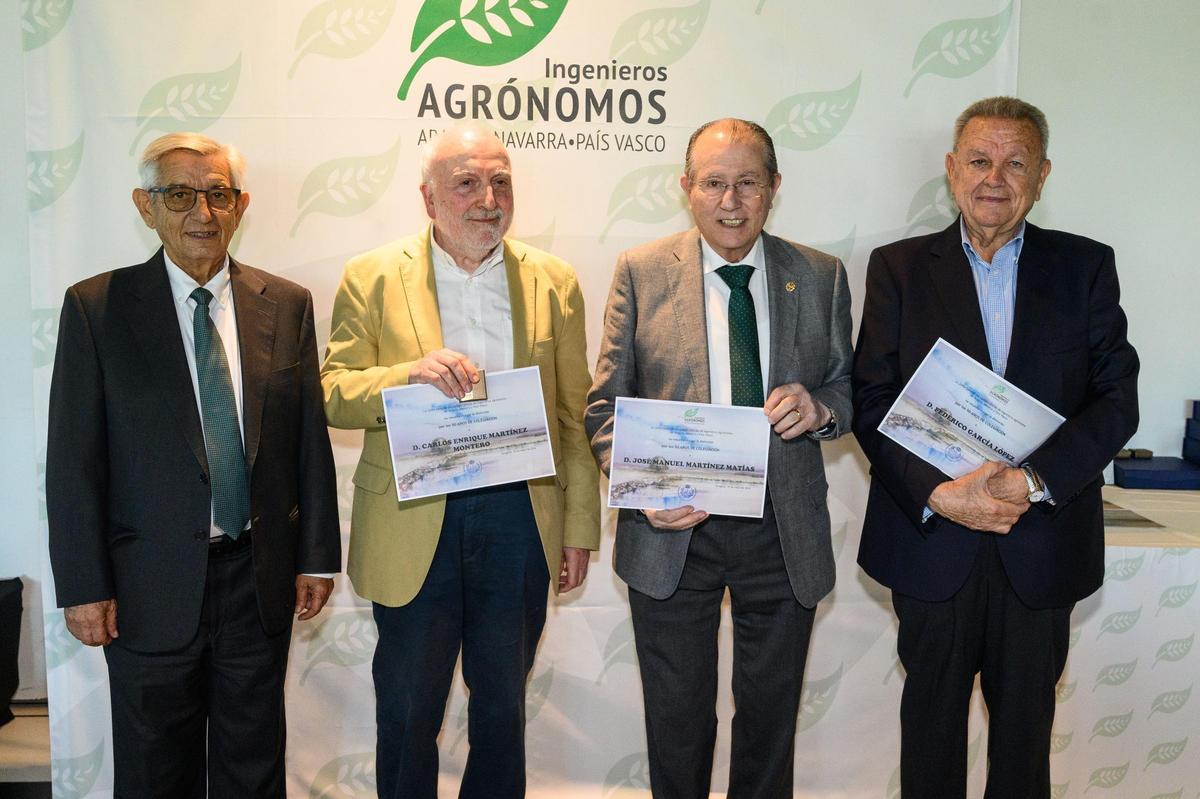 A los colegiados que cumplen 50 años de colegiación se les entrega de una insignia con el escudo de los Ingenieros Agrónomos y diploma conmemorativo.