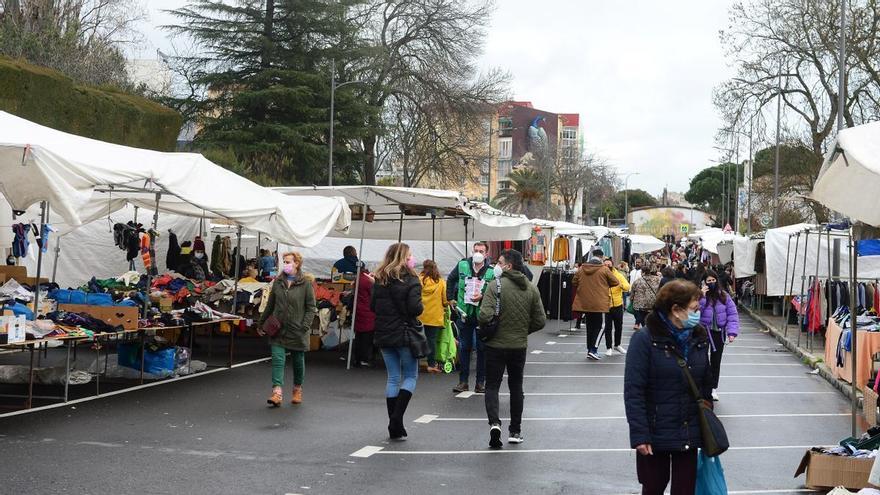 Quejas por llevar el mercadillo de Plasencia al aparcamiento de un parque