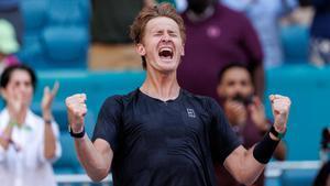 Sebastian Korda celebra su victoria ante Alcaraz en el Miami Open