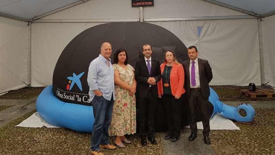 Los concejales José María Álvarez, Laura Álvarez, el alcalde José Víctor Rodríguez, Lorena González y Diego Tejada, de La Caixa.