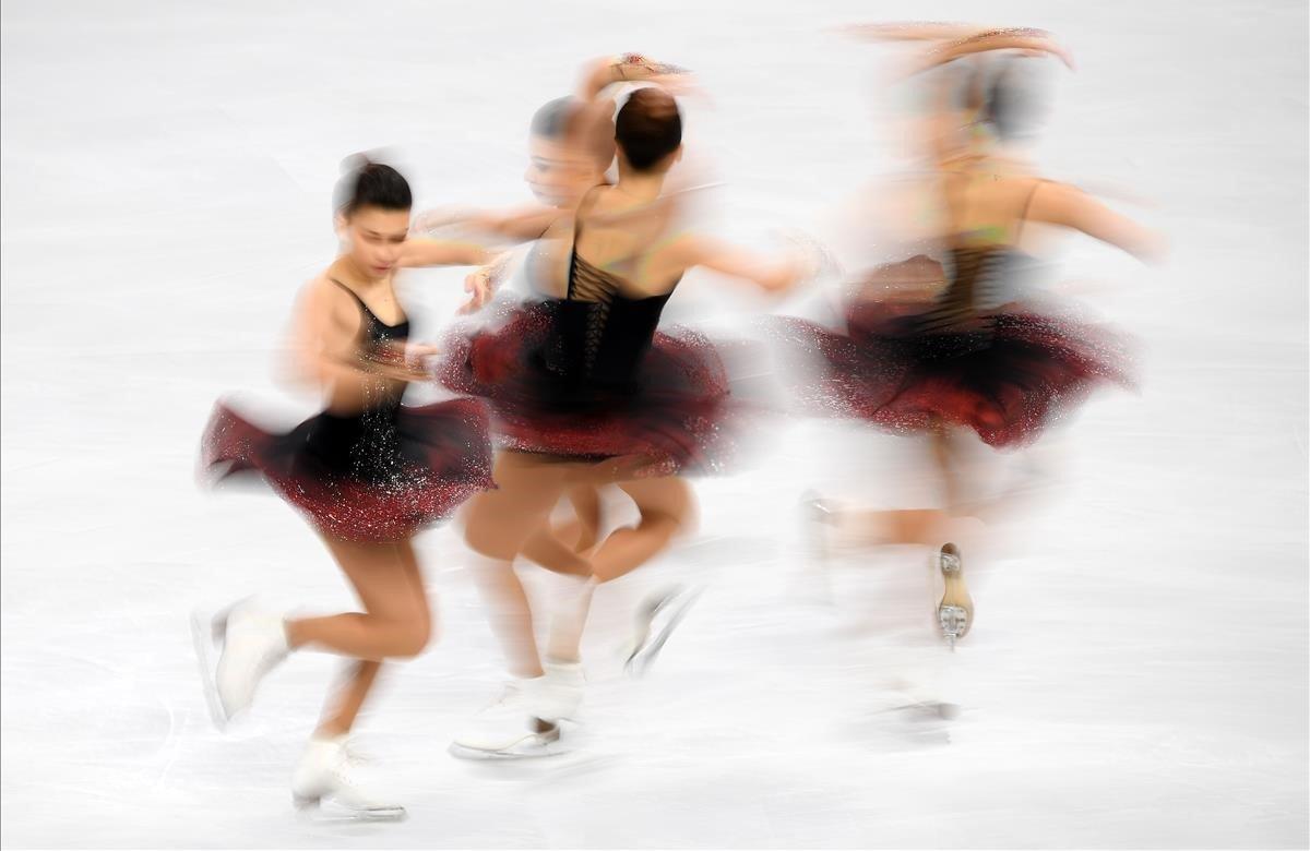 Una fotografía de exposición múltiple muestra a la rusa Sofía Samodurova, actuando en el programa de damas en el Campeonato Europeo de Patinaje Artístico de la ISU en Minsk.