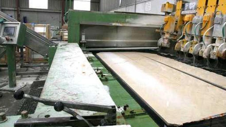 Proceso mecánico de elaboración del mármol bruto extraído del Monte Coto de Pinoso en una factoría de Novelda.