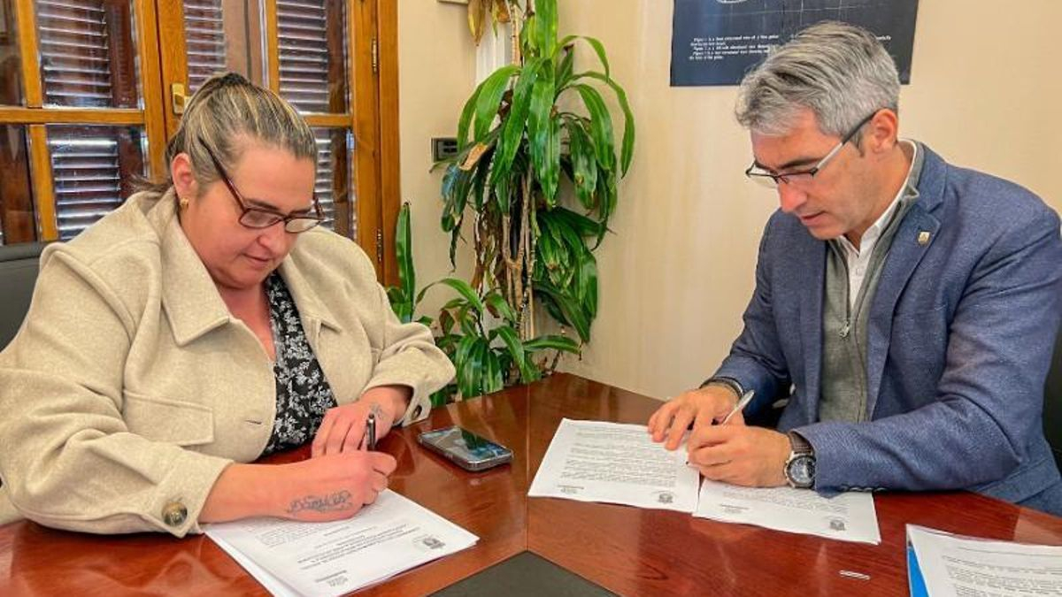 María Teresa Pérez López y Víctor Navas firman el convenio.