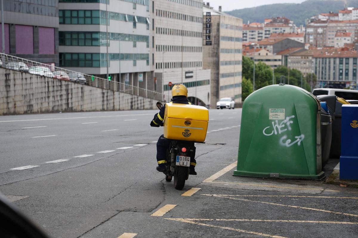Un cartero de Correos en O Restollal, donde la empresa pública cerrará su oficina este mes de marzo
