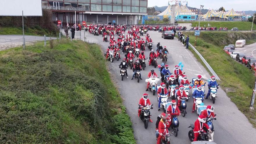 Los papanoeles se reunieron en Expourense para iniciar un recorrido en moto por las principales calles de la ciudad. |   // FERNANDO CASANOVA