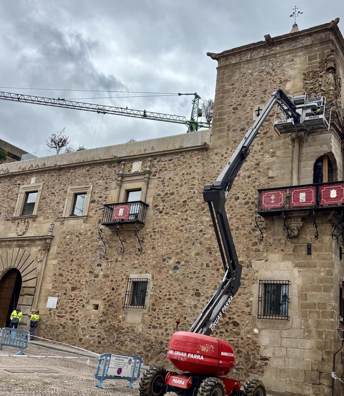 Acondicionamiento del balcón del palacio renacentista para la pasada Semana Santa.