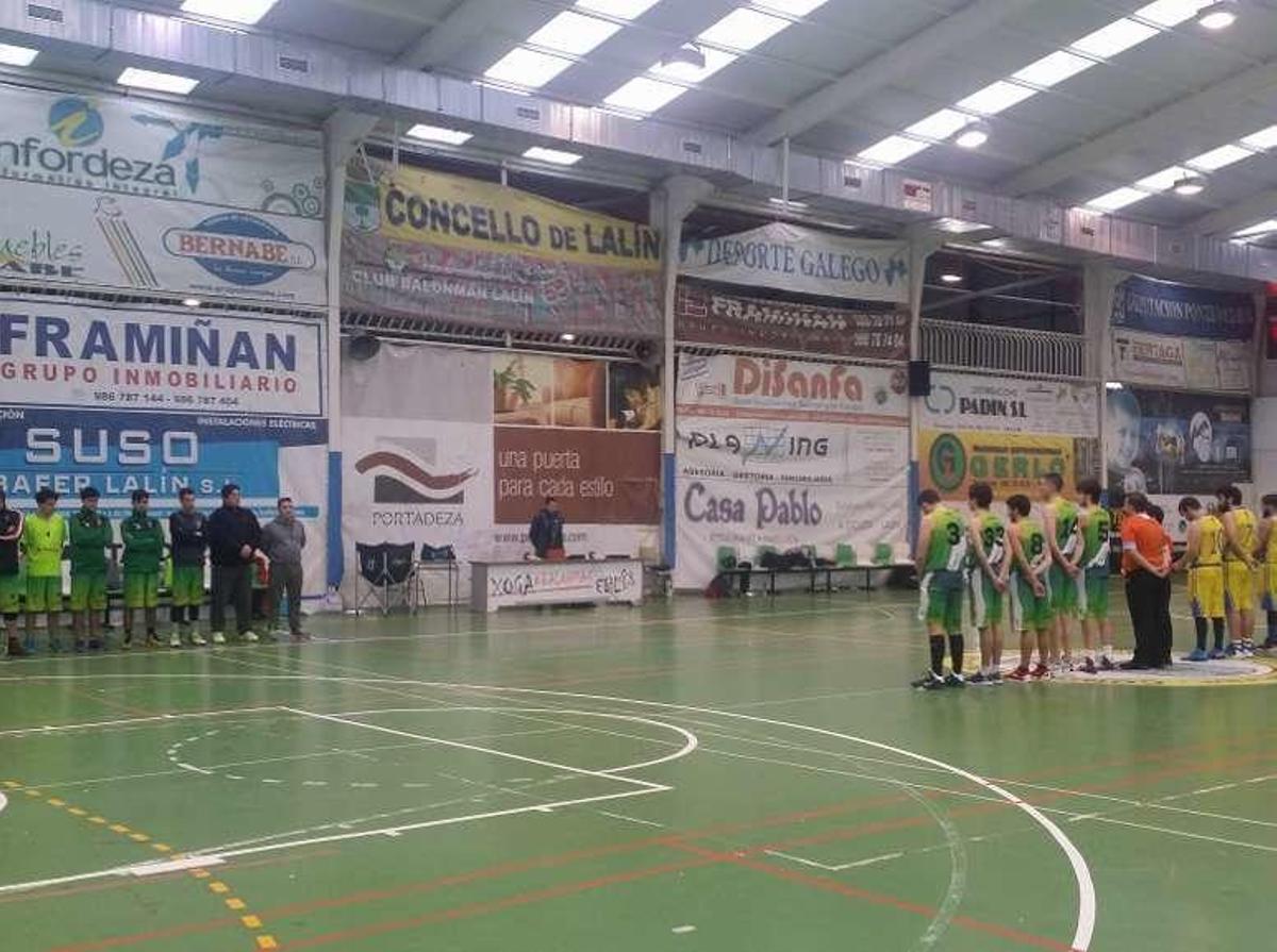 Minuto de silencio por Estévez Carrón en el pabellón de Lalín.