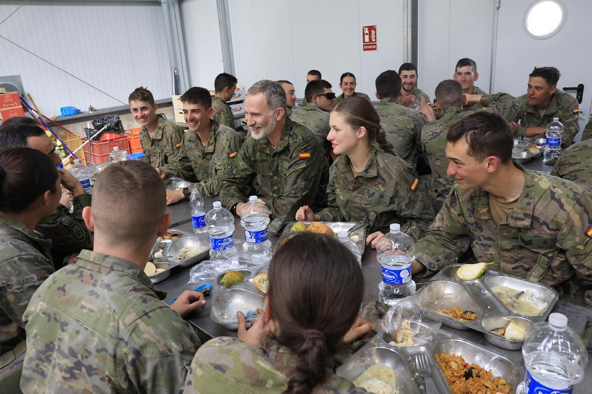 El rey Felipe VI y la infanta Leonor de Boerbón, en las maniobras de los alumnos de la Academia General Militar en el Centro Nacional de Adiestramiento de San Gregorio