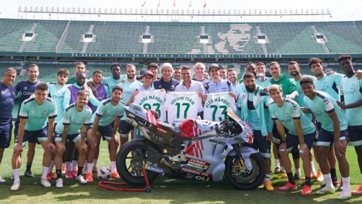 Los hermanos Márquez, junto a la plantilla del Betis en el Villamarín
