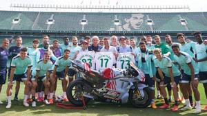 Los hermanos Márquez, junto a la plantilla del Betis en el Villamarín