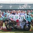 Los hermanos Márquez, junto a la plantilla del Betis en el Villamarín