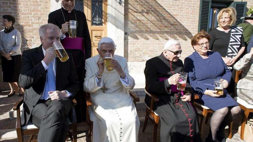 Benedicto XVI bebe cerveza durante la celebración de su 90 aniversario.