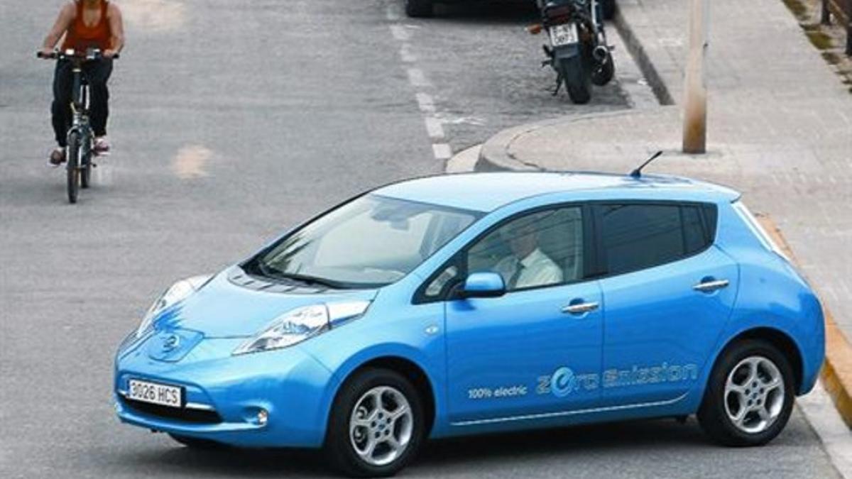 Prueba de un Nissan Leaf, un coche eléctrico, en Badalona.