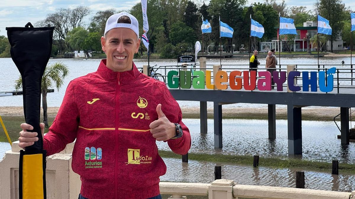 El palista tudense levanta el pulgar a orillas del río Gualeguaychú, desde el continente que le faltaba por conocer a nivel competitivo.