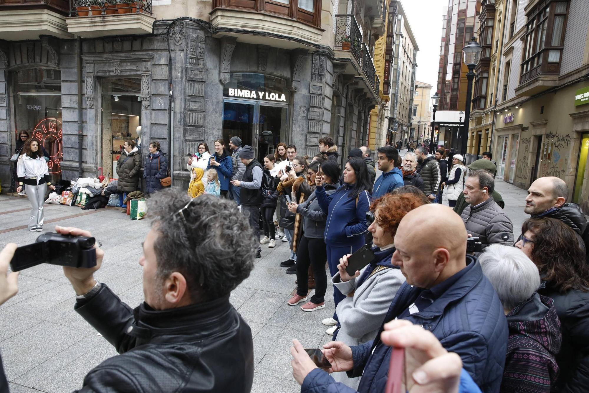 El multitudinario homenaje a ABBA en Gijón de la mano de Robert Taboada y sus bailarines aficionados, en imágenes