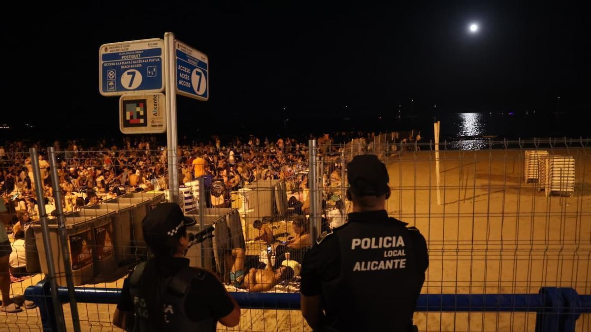 Vallas y agentes de la Policía Local delimitan el tramo cerrado al público en la playa