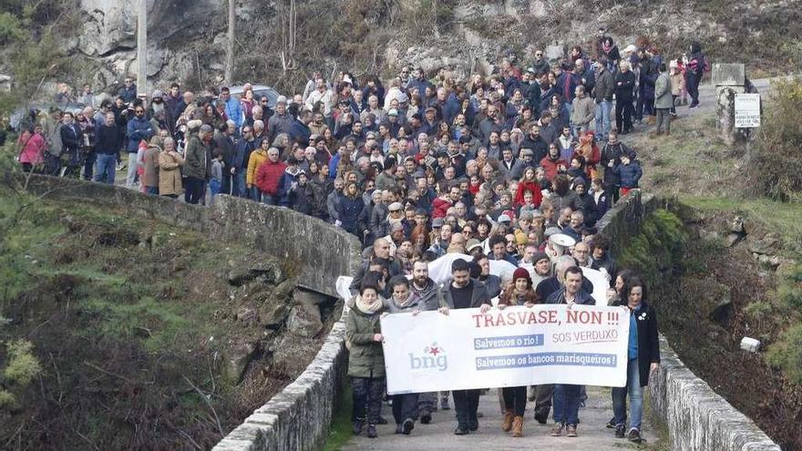 Los manifestantes a su paso por el puente de Comboa, ayer, en Soutomaior. // Alba Villar