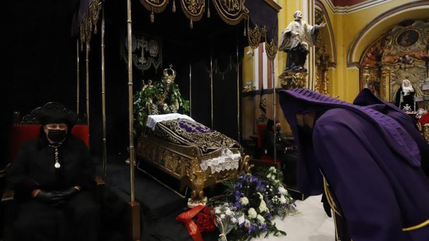 Veneración del Cristo de la Cama en San Cayetano, ayer. | 