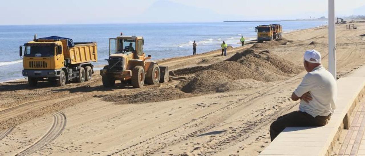 Costas regenera las playas de Piles, Oliva y Miramar tras el temporal que les afectó