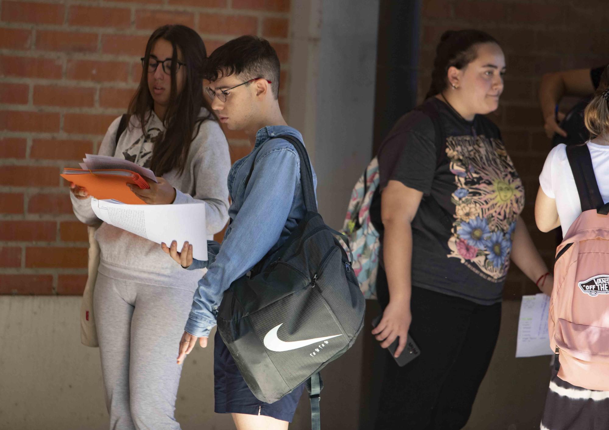 Alumnos de los institutos de la Costera y la Canal se enfrentan a los primeros exámenes de las PAU en Xàtiva