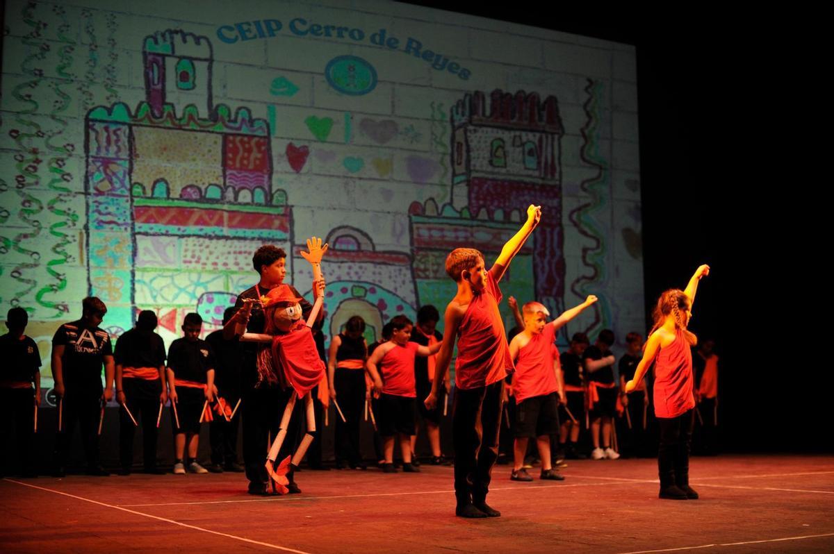 Alumnos del colegio Cerro de Reyes de Badajoz participan en la jornada cultural.