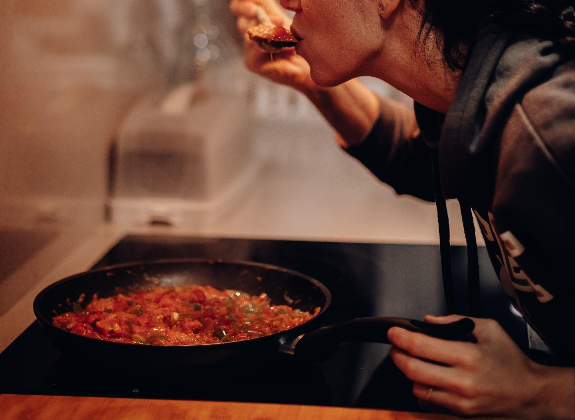 Una mujer cocinando