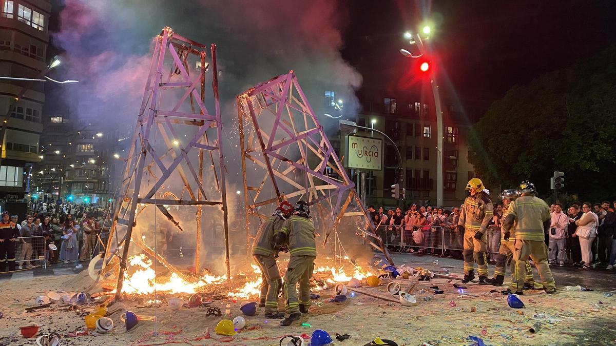 Bomberos intentan tirar la estructura del Catafalco de Pepe Yagües resistente al fuego.
