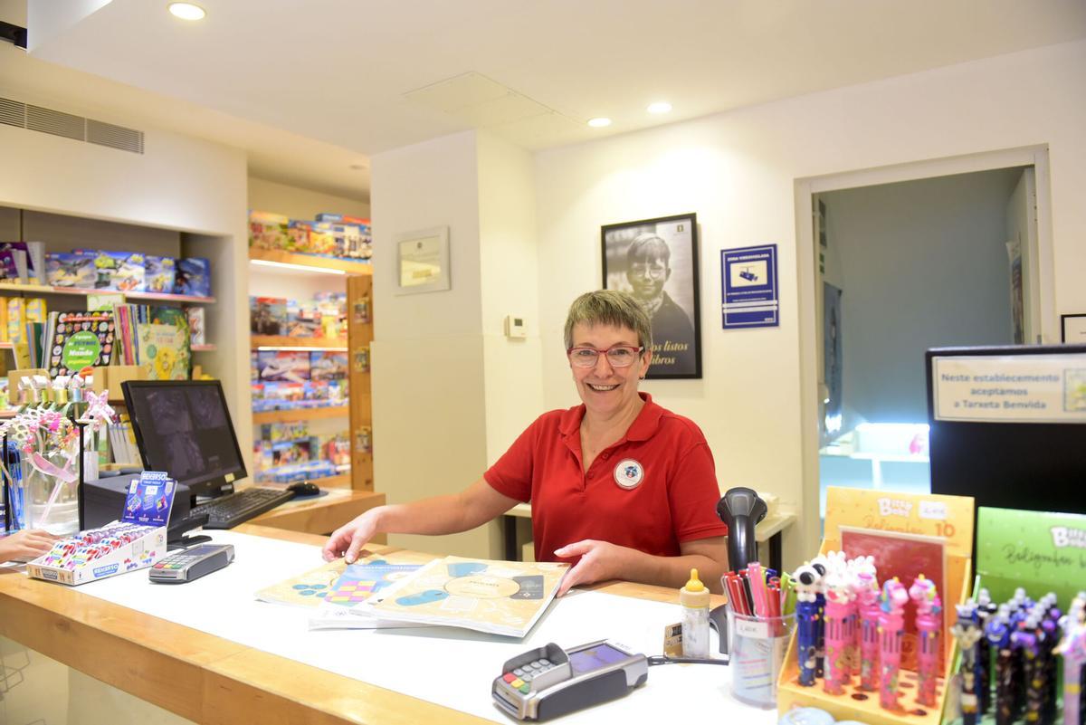 Rosi Romero, librera en El Faro de los Tres Mundos, con algunos libros escolares.