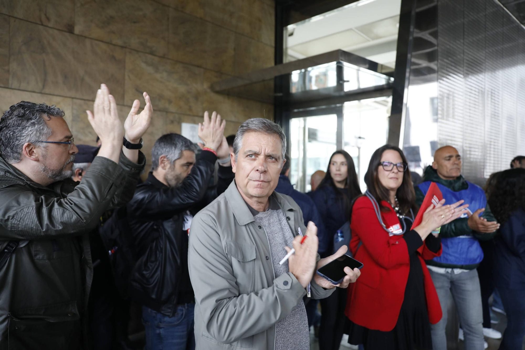 EN IMÁGENES: Cientos de profesores se concentran en Oviedo mientras Gobierno y sindicatos negocian