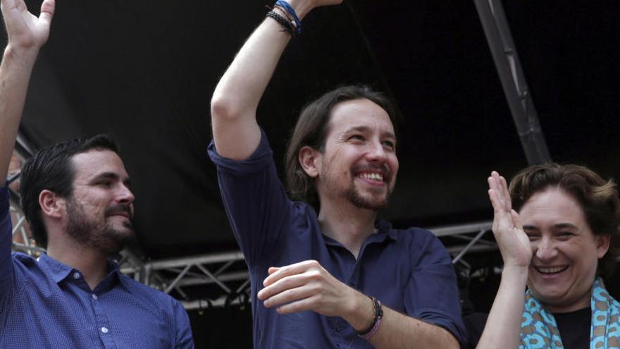 Iglesias (c), junto a Alberto Garzón (i), y Ada Colau.