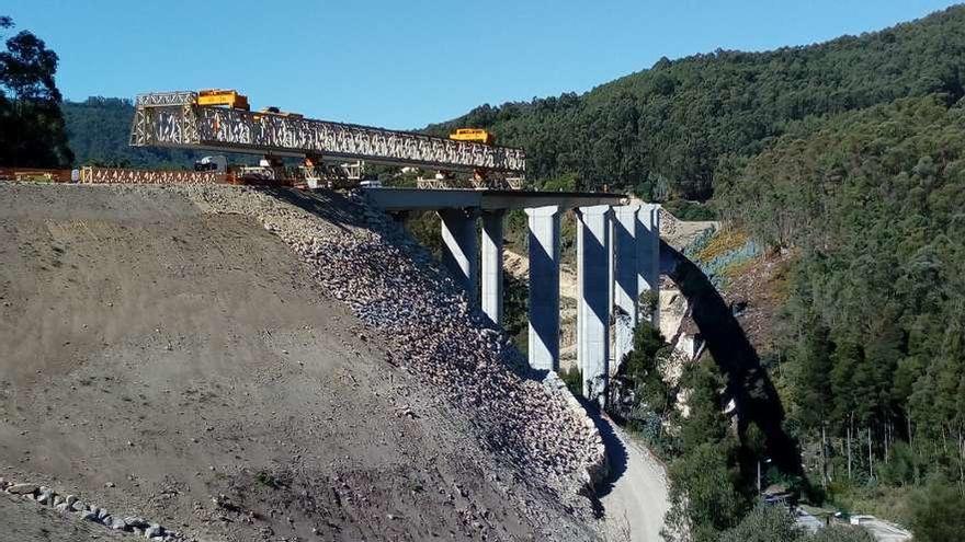 Obras de ampliación del viaducto da Fraga con el carro lanzadera para colocar las vigas. // FdV