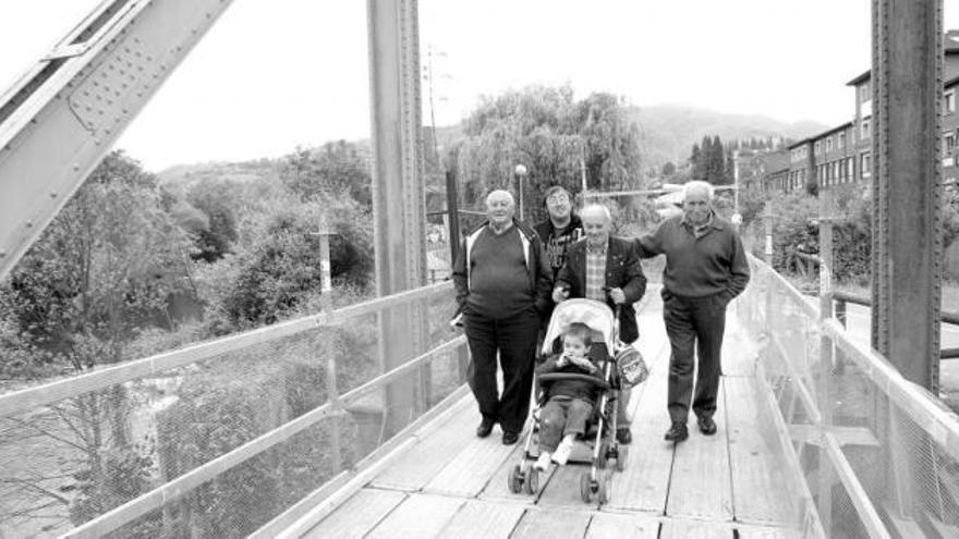 Un grupo de vecinos, paseando por el puente tras su apertura como paso peatonal.