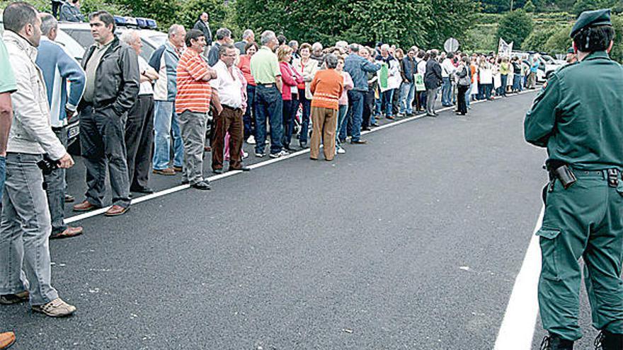 La movilización de vecinos, en la entrada al puente de Cortegada. /