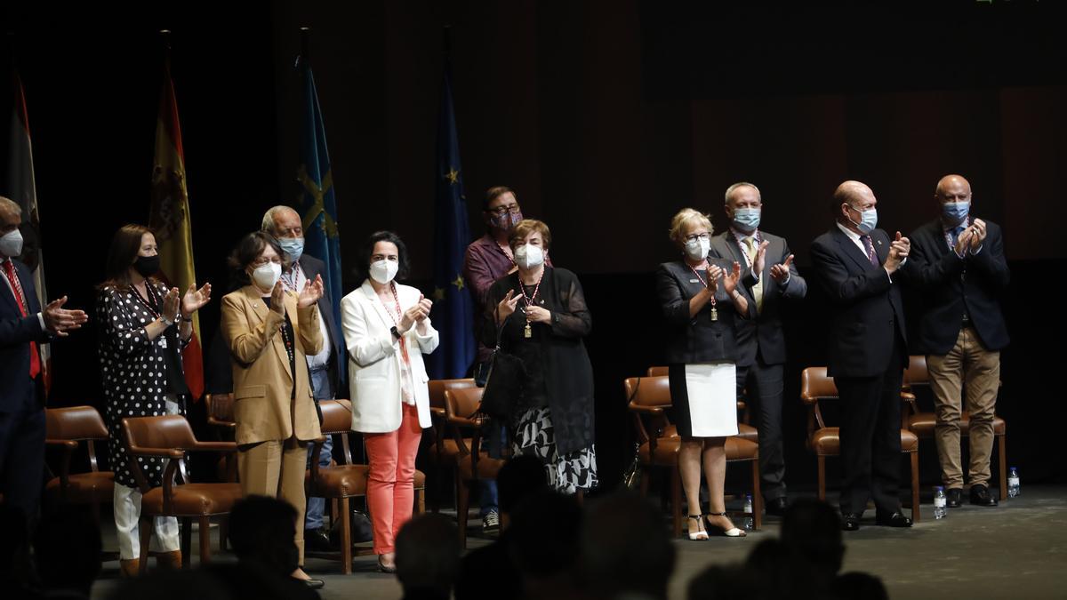 Entrega de honores y distinciones de Gijón en el teatro Jovellanos