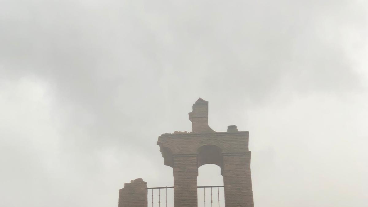 Campanario de la iglesia de Valdefinjas, afectado por el rayo.