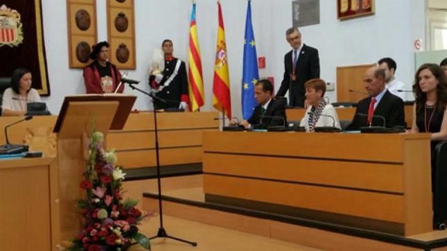 Pleno de constitución de la actual corporación municipal de Algemesí, con Pere Blanco de pie durante una intervención.