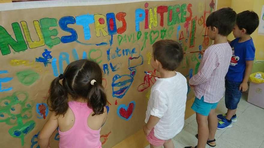 Varios niños participan en una de las actividades de la ludoteca.