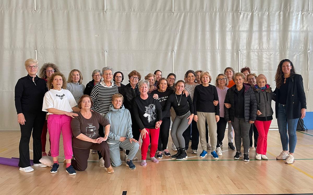 La concejala de Deportes, Sara Soler (a la derecha), con un grupo de mujeres participanntes en el programa Altea Activa.