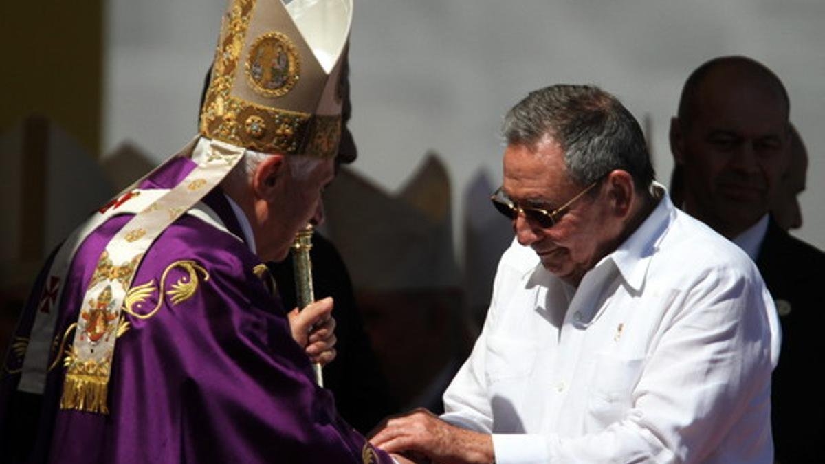 Benedicto XVI saluda a Raúl Castro