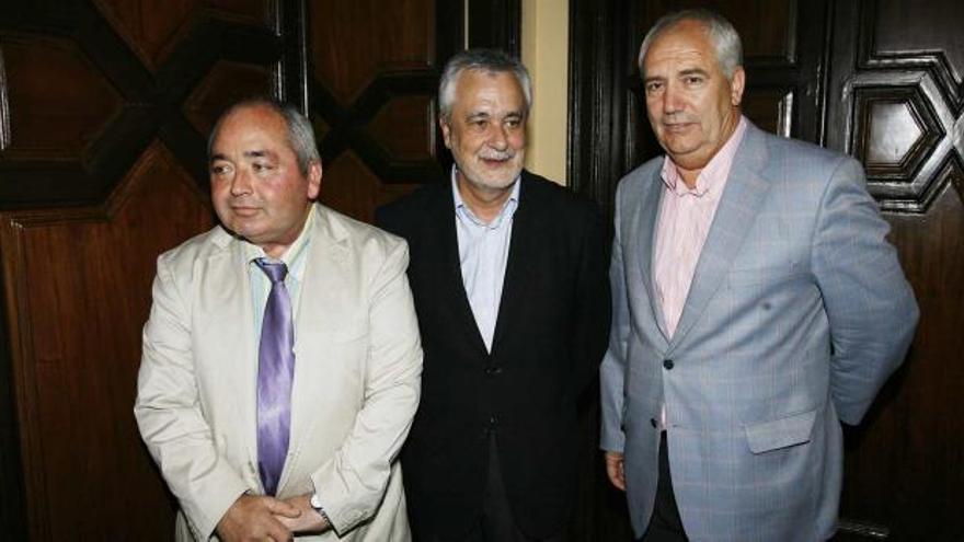 Manuel Pastrana, José Antonio Griñán y Francisco Carbonero, ayer en la sede del Gobierno andaluz en Málaga.