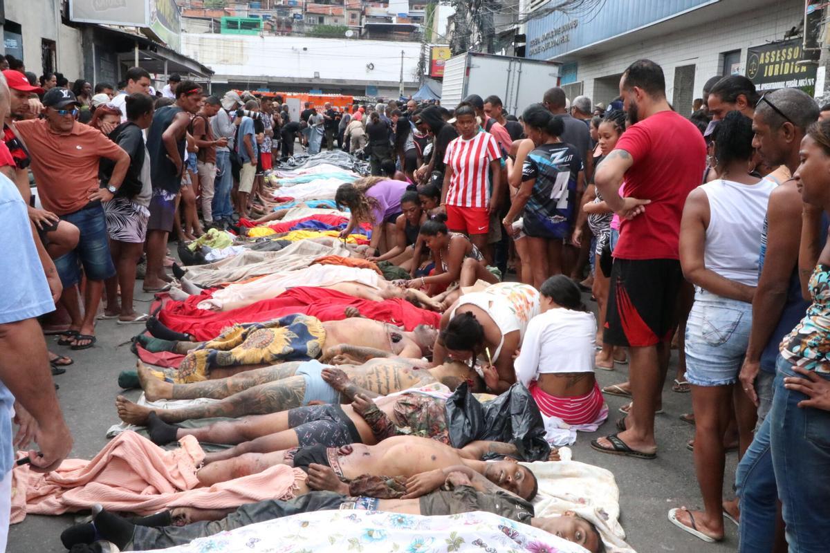 October 29, 2025, Rio De Janeiro, Rio De Janeiro, Brasil: Rio de Janeiro (RJ), 10/29/2025 - Containment Operation/Rio/CV/Alemao/Penha/RJ - Residents bring dozens of bodies to Penha Square after the deadliest operation in Rio de Janeiro, this Wednesday, October 29, 2025. The bodies were located in the woods between the Alemao and Penha complexes, in the northern zone of the city. (Foto: JosÃƒÂ Lucena/Thenews2/Zumapress),Image: 1048982640, License: Rights-managed, Restrictions: , Model Release: no, Credit line: Jose Lucena / Zuma Press / ContactoPhoto Editorial licence valid only for Spain and 3 MONTHS from the date of the image, then delete it from your archive. For non-editorial and non-licensed use, please contact EUROPA PRESS. 29/10/2025 ONLY FOR USE IN SPAIN. Jose Lucena / Zuma Press / ContactoPhoto;Press;jose_lucena_thenews2_502631.jpg;20251029_znp_n293_042.jpg;Residents Bring Dozens Of Bodies To Penha Square After Rio De JaneiroS Deadliest Operation;