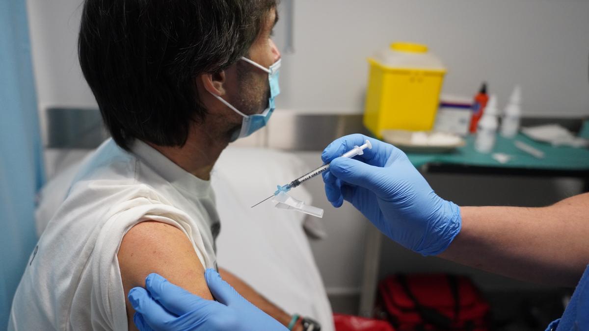 Un hombre recibe la vacuna contra el COVID