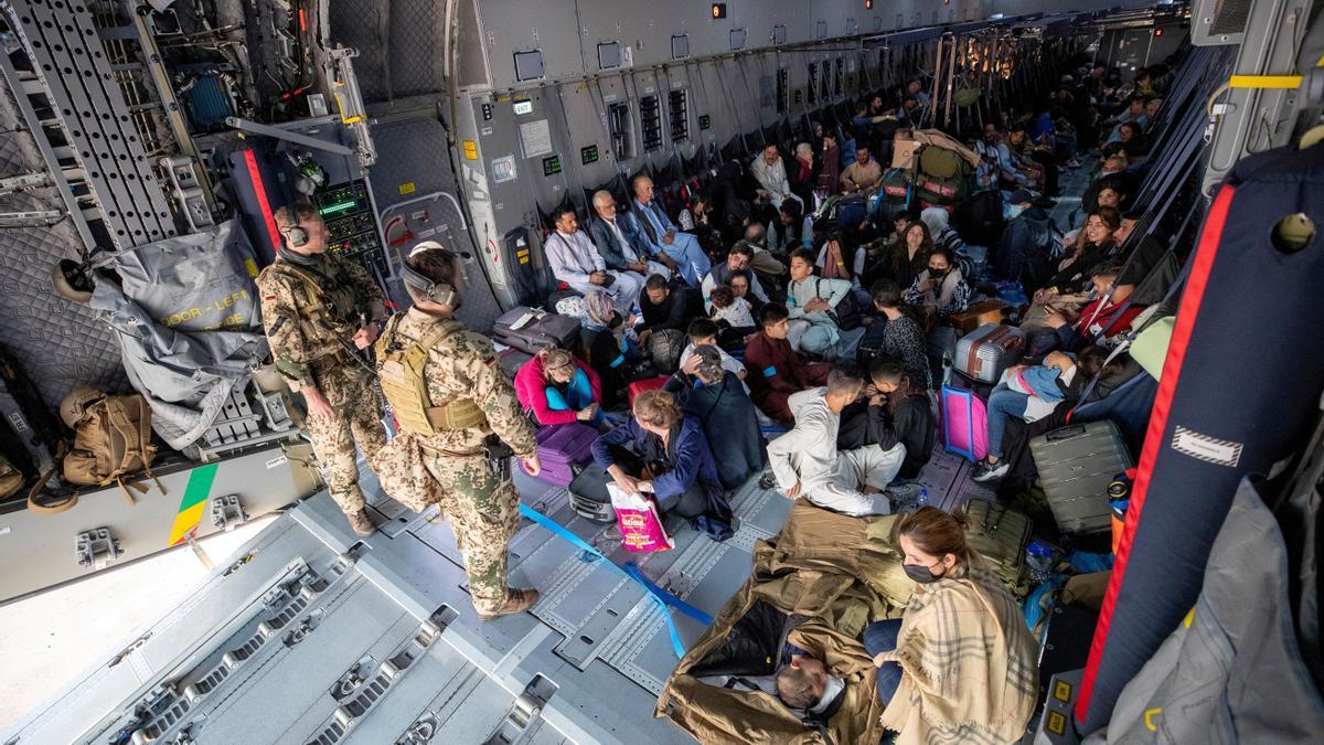 Una fotografía obtenida de Twitter a través de @Bw_Einsatz el 17 de agosto de 2021 muestra a los evacuados de Afganistán cuando llegan en un avión de transporte Airbus A400 de la Luftwaffe de la Fuerza Aérea Alemana en Tashkent, Uzbekistán.