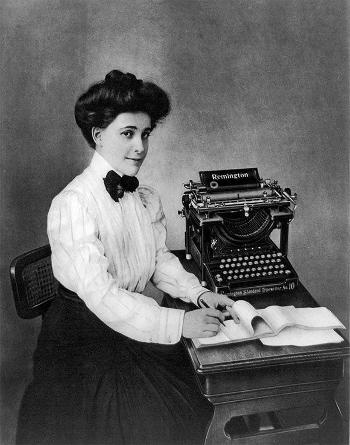 La publicidad de las máquinas de escribir Remington, inventada en 1874, no se dirigía a los hombres, que trabajaban en las oficinas, sino a las mujeres: generó un nuevo tipo de trabajo para ellas, el de secretarias, a priori más conveniente y mejor pagado que trabajar en una fábrica.